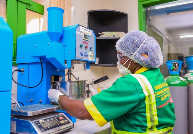 Technicienne LECAT au laboratoire