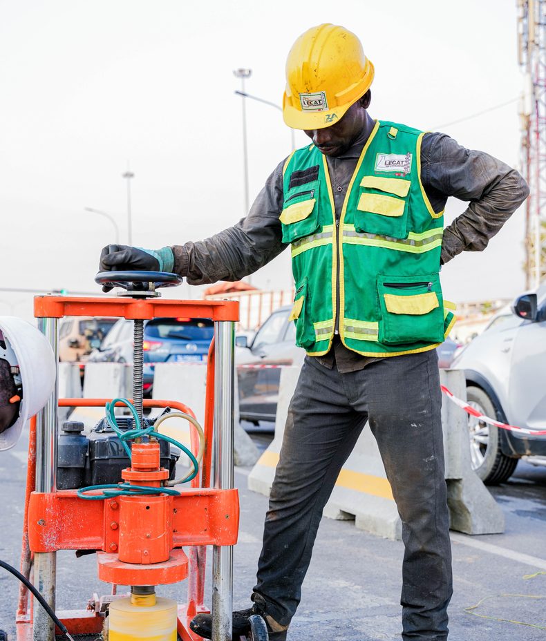 Technicien LECAT réalisant un carottage